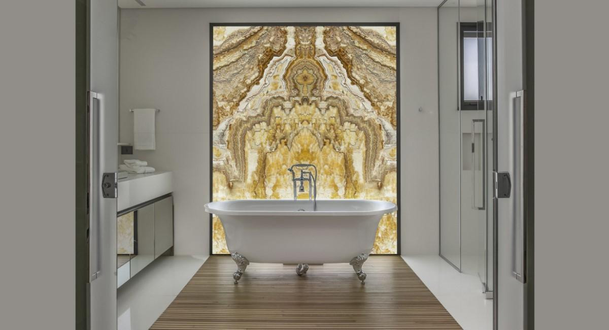 Панно из оникса Onice Fire в ванной