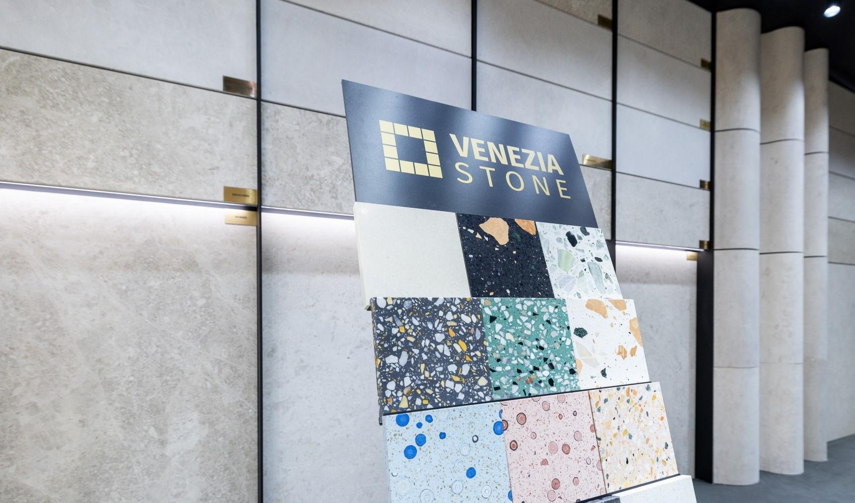 Коллекция терраццо на стенде Venezia Stone Коллекция терраццо на стенде Venezia Stone