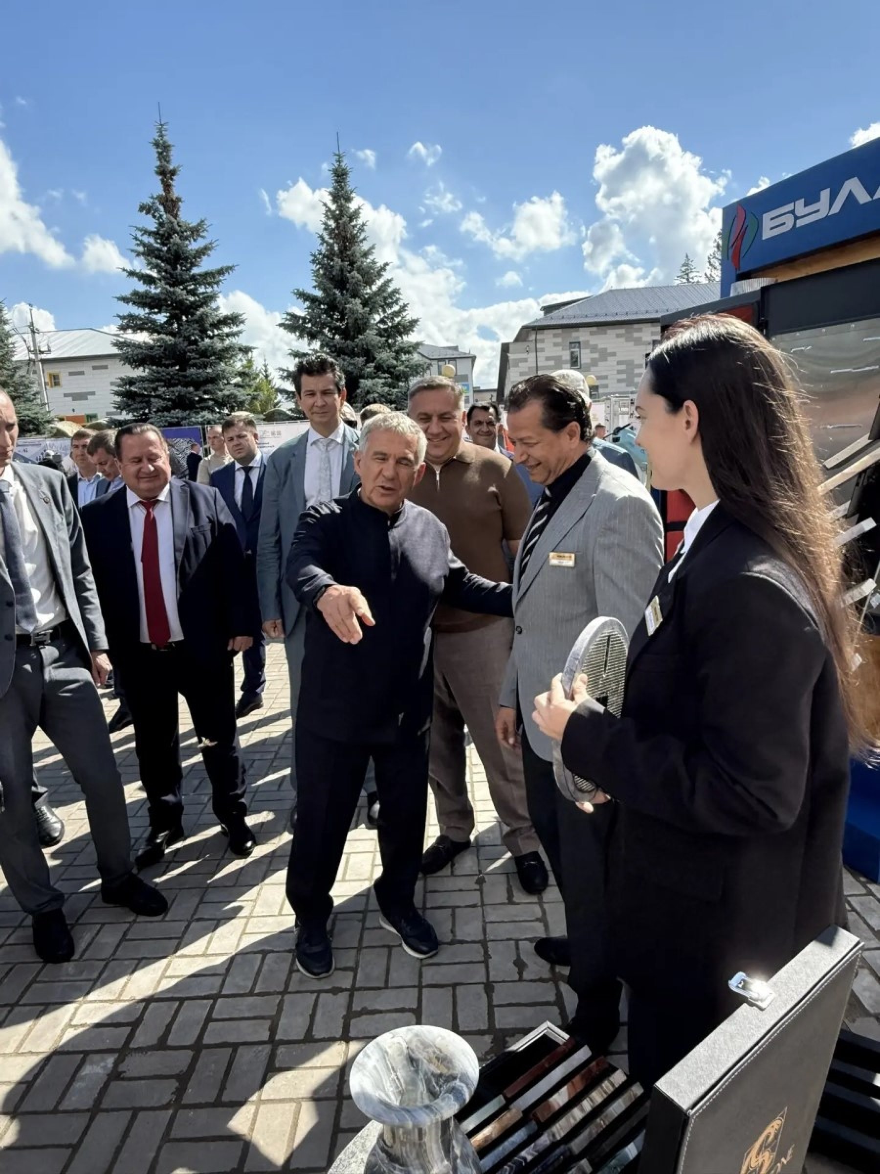 Рустам Минниханов посетил стенд Venezia Stone в Казани Рустам Минниханов посетил стенд Venezia Stone в Казани