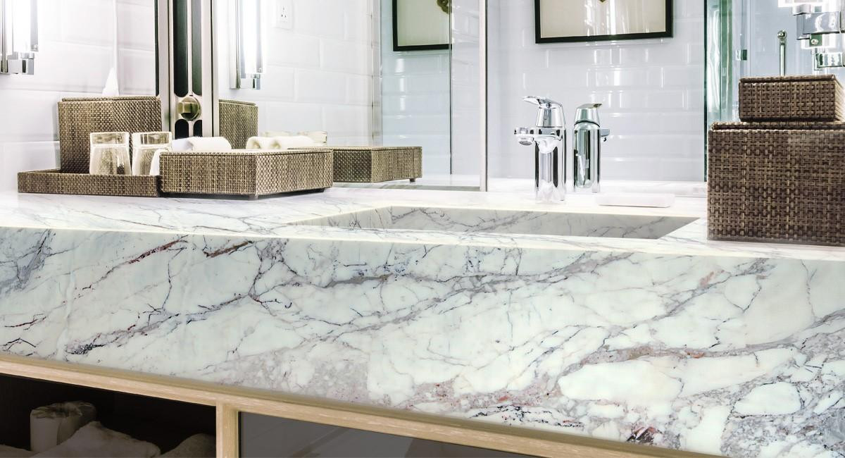 Столешница из мрамора Breccia Viola в ванной комнате