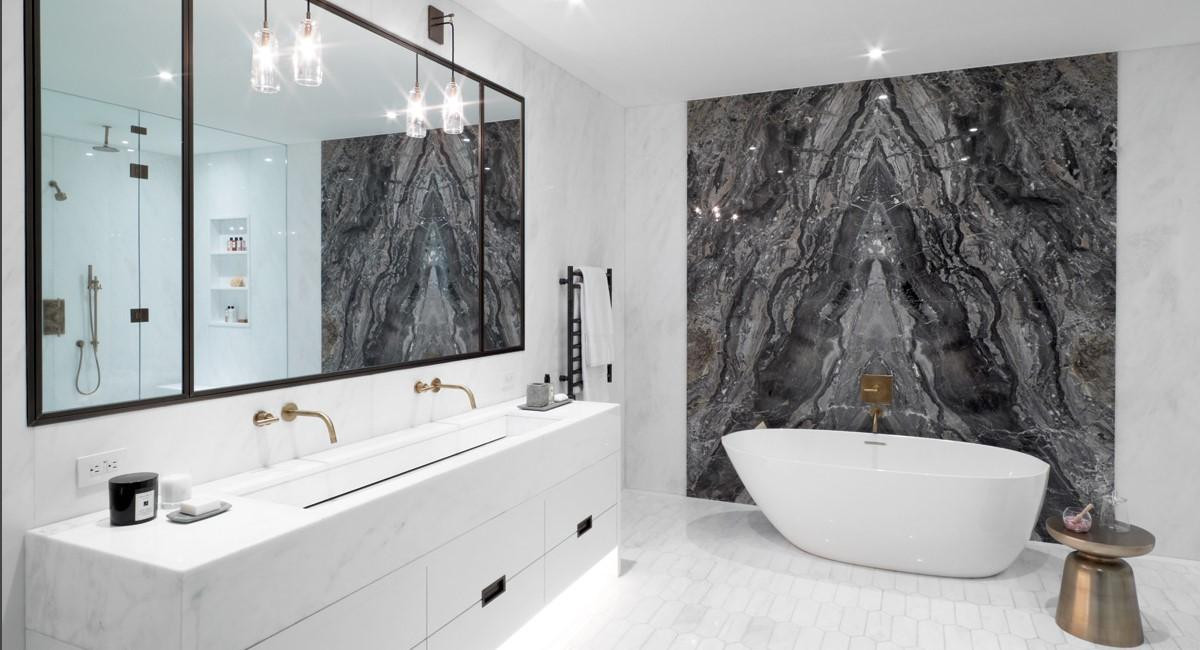 Панно из мрамора Arabescato Orobico в ванной комнате