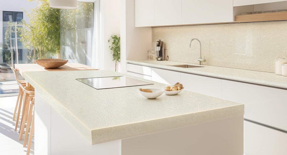 Кварцевый агломерат Cream Beige в кухне