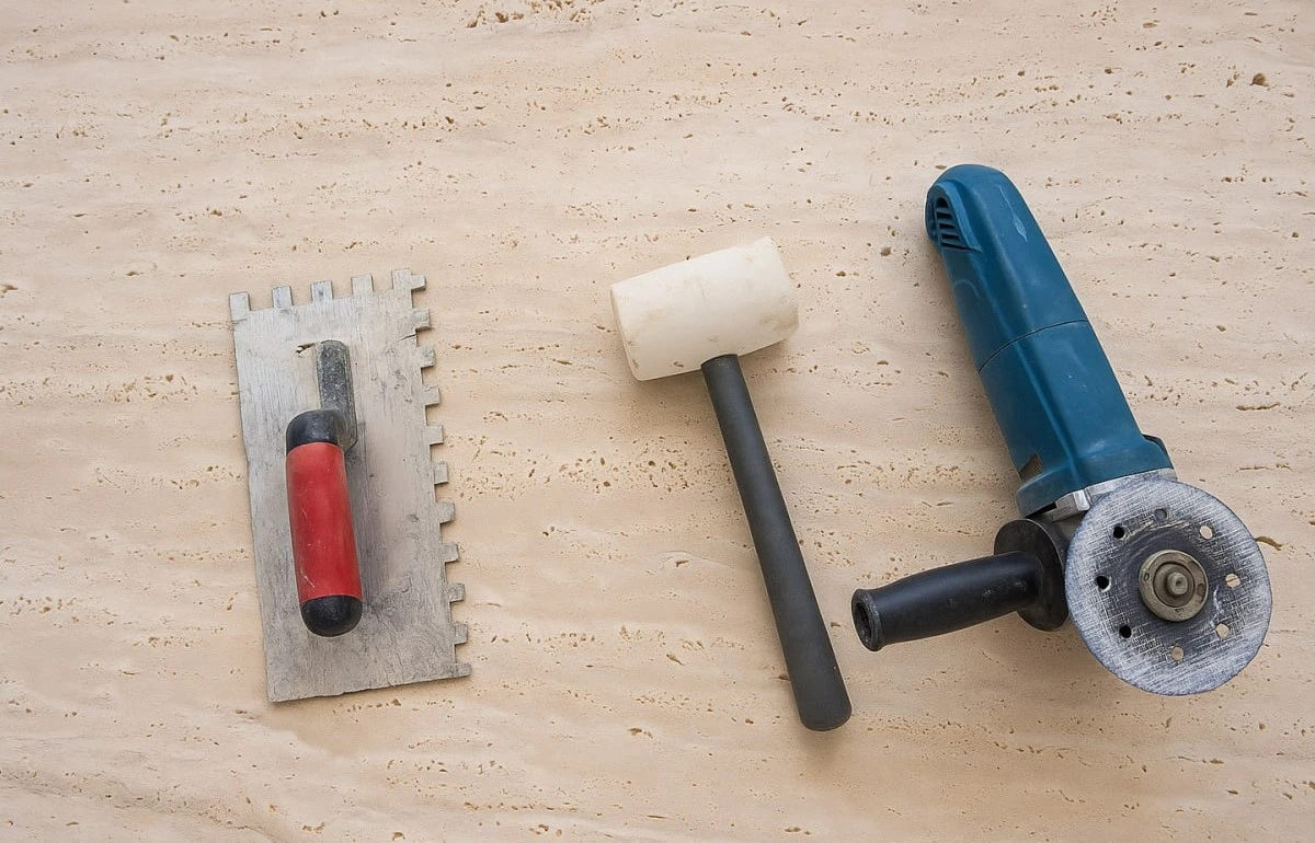 Укладка травертина: руководство по монтажу на пол, стены и фасад