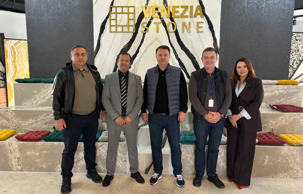 Центр притяжения: Venezia Stone принимает высоких гостей