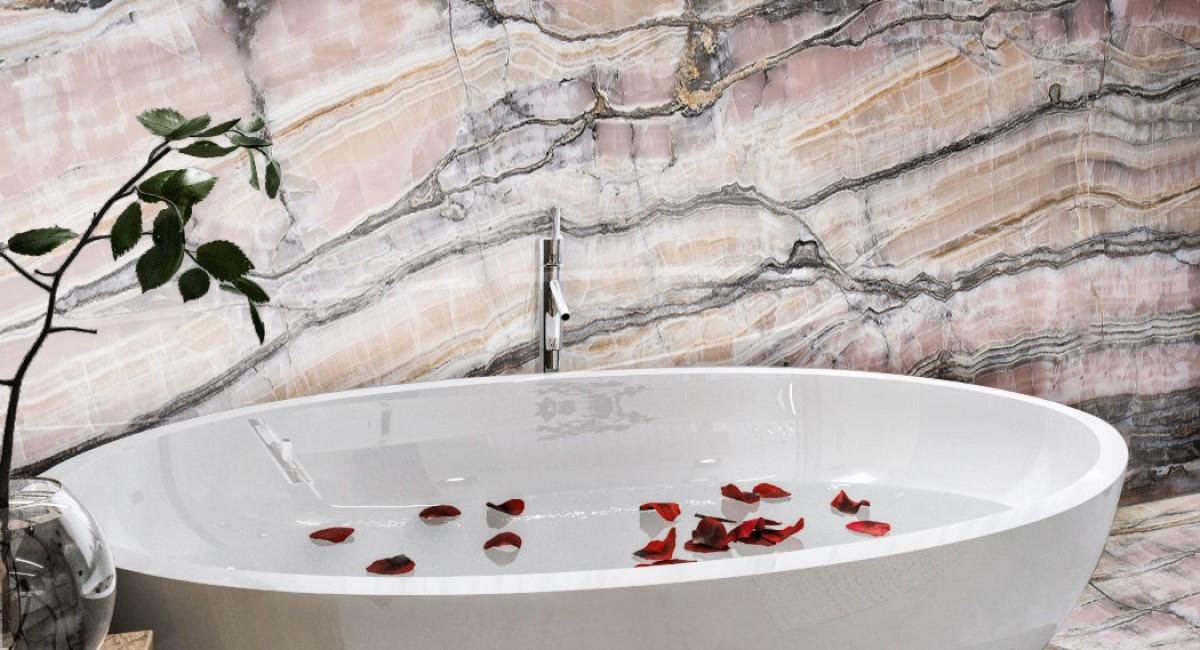 Панно из оникса Onice Chanel в ванной