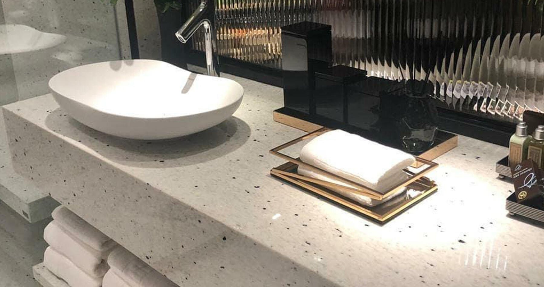 Столешница из гранита Pitaya в ванной