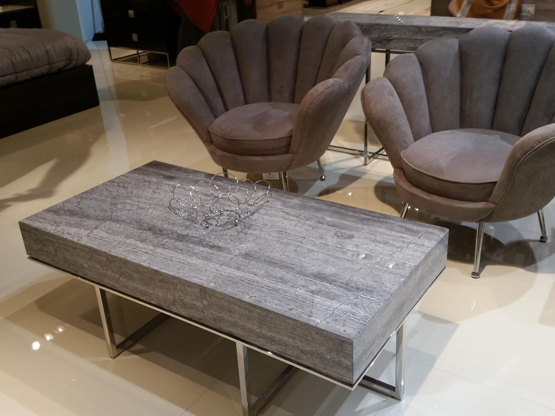 Столешница из травертина в гостиной