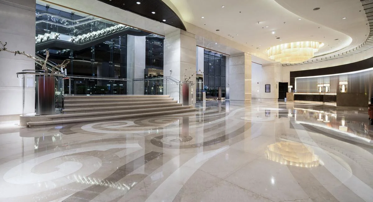 Мрамор в интерьере прихожей и холла