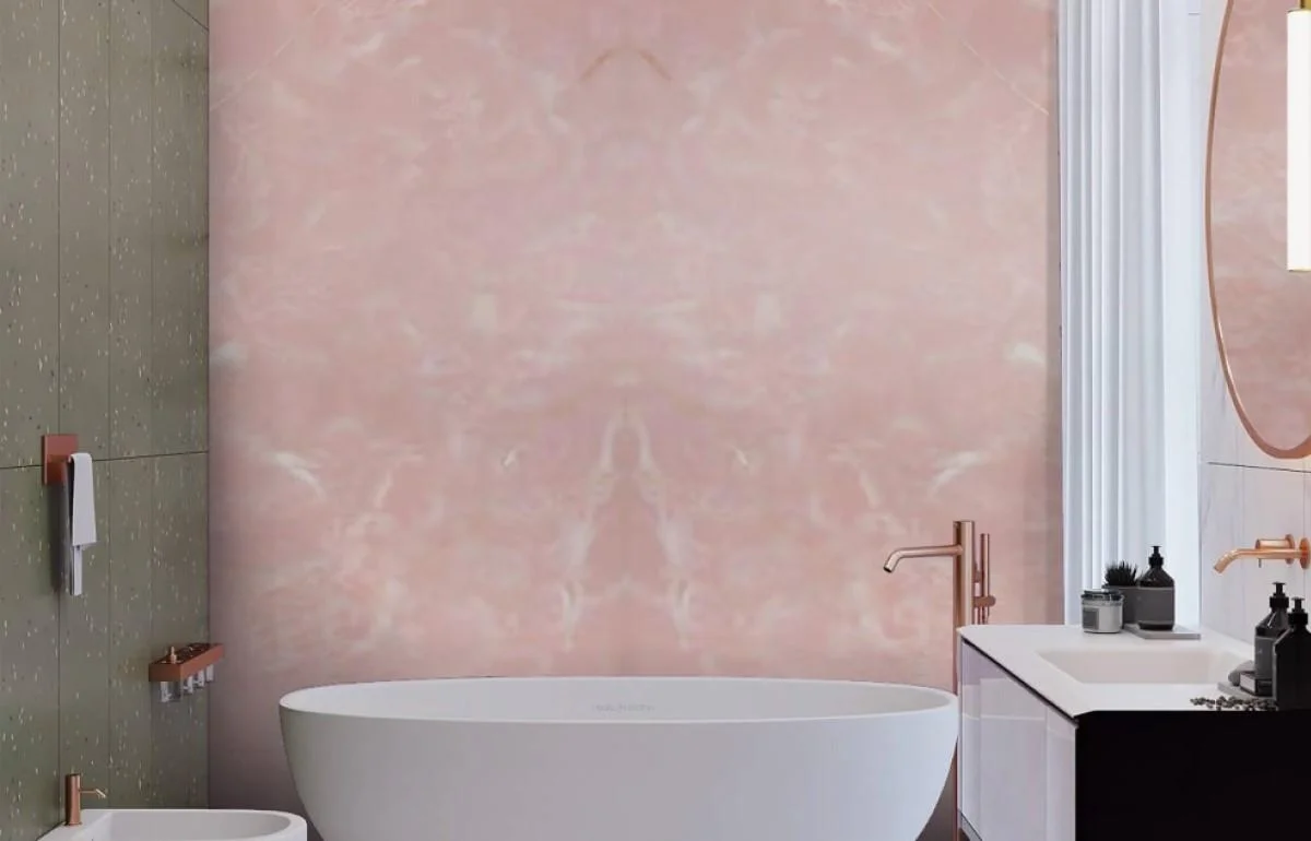 Оникс в интерьере ванной