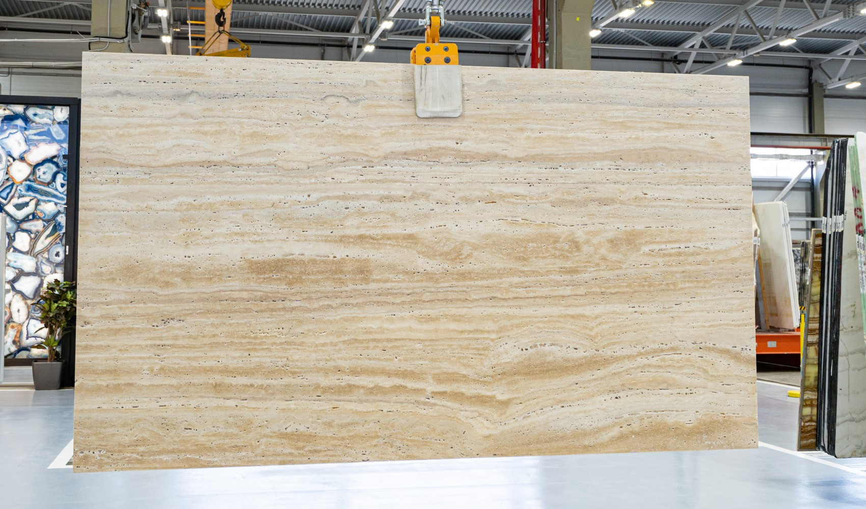 Слэб незаполненного травертина Travertine Striato в обработке honed