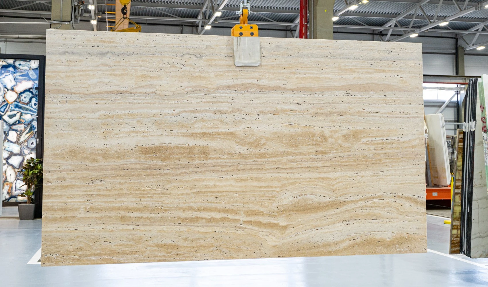 Слэб незаполненного травертина Travertine Striato в обработке honed