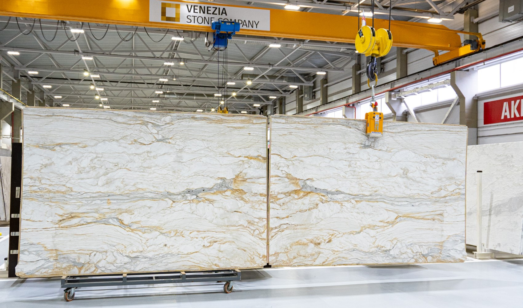 Слэбы мрамора Aurora Gold в обработке honed и раскладке "бабочка"