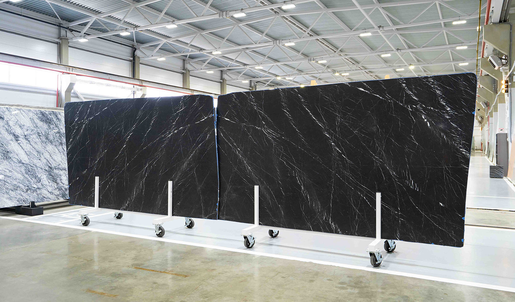 Слэбы мрамора Black Marquina в обработке brushed и раскладке "бабочка"