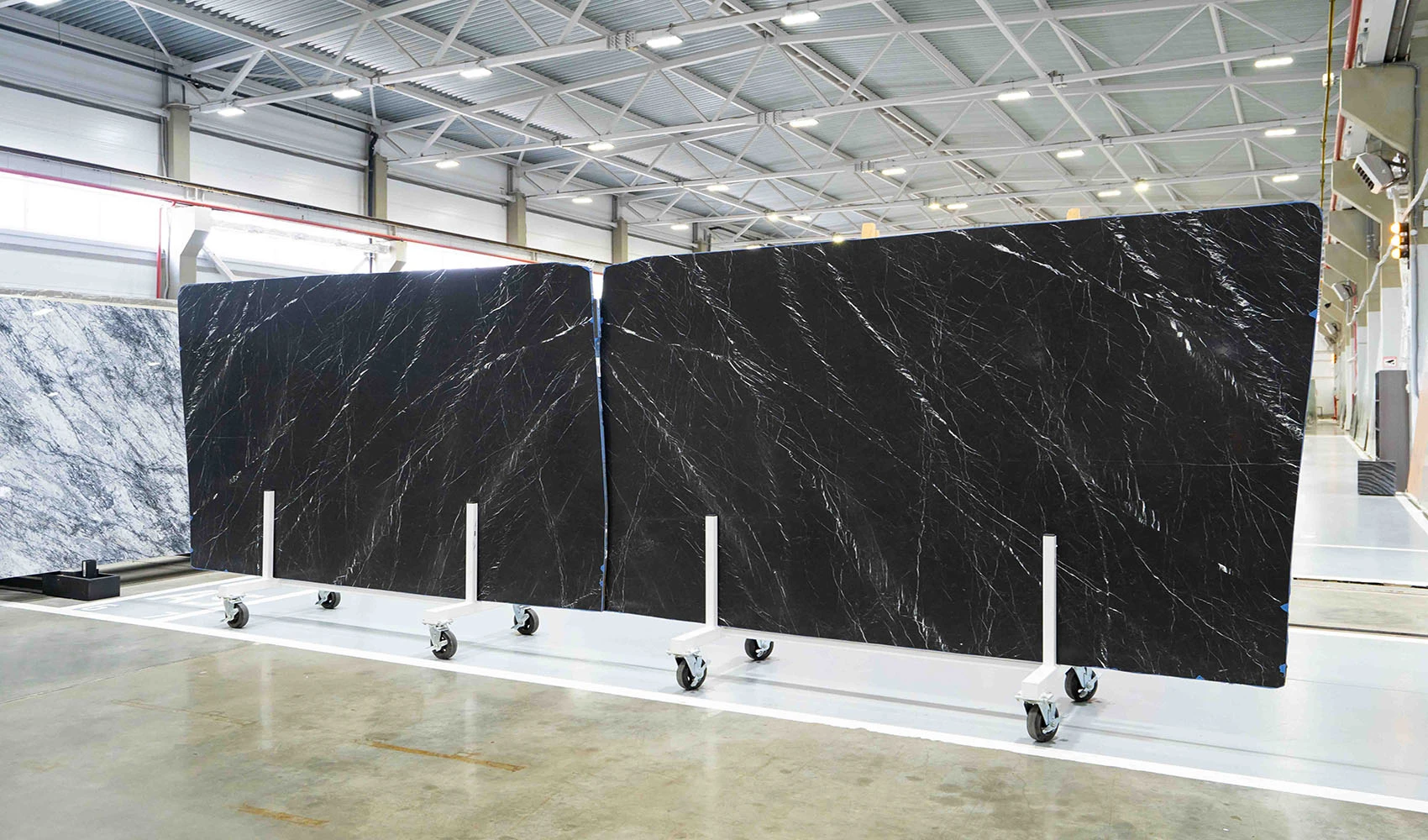Слэбы мрамора Black Marquina в обработке brushed и раскладке "бабочка"