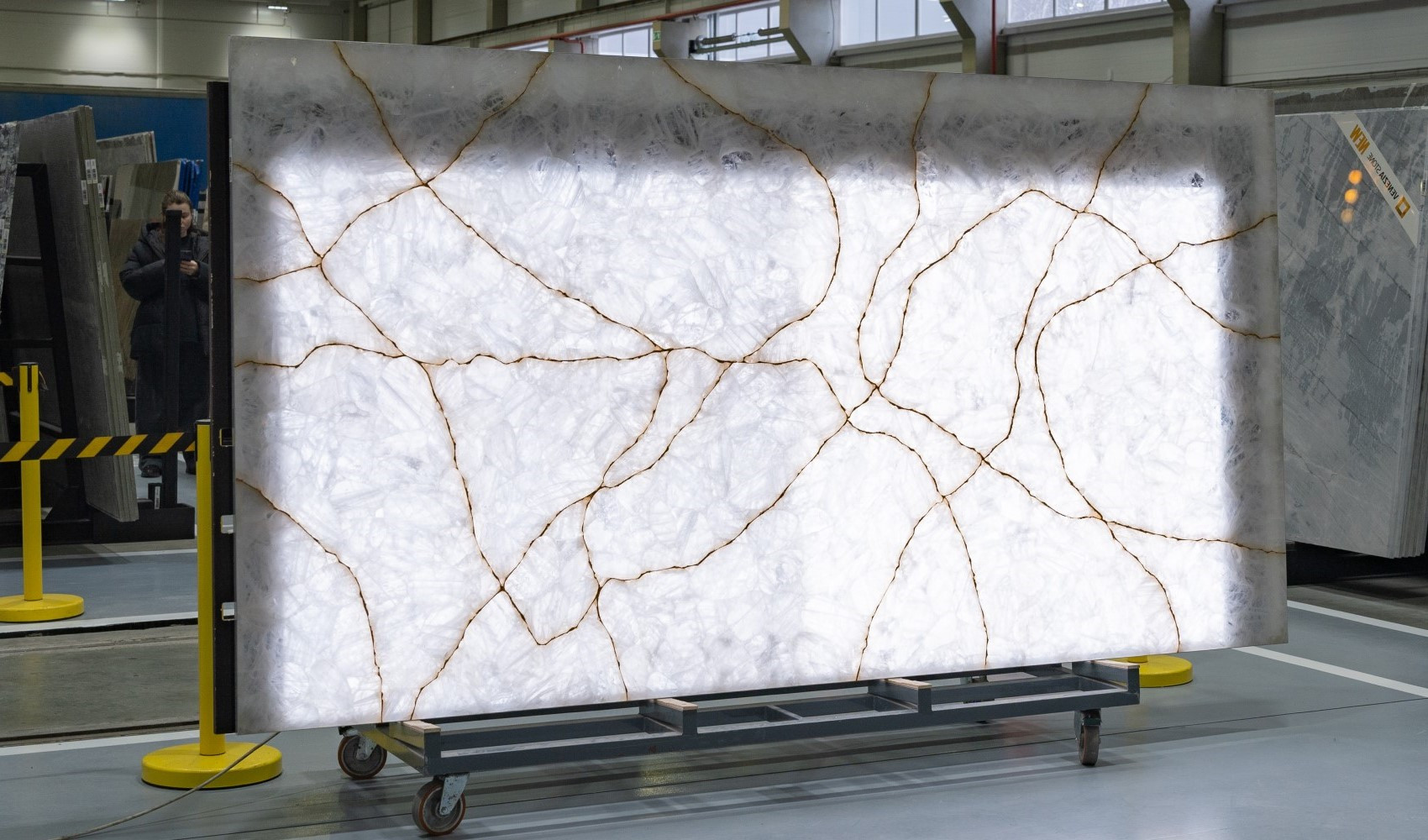 Слэб кварца Quartz Crystal Linear в полировке с подсветкой