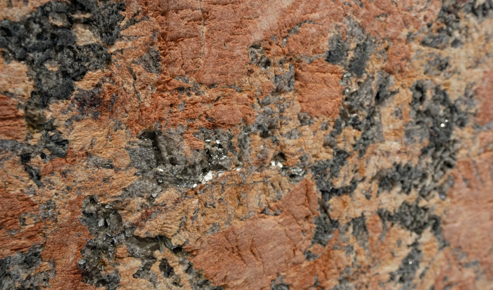 Текстура гранита Alaska Red в обработке Rock