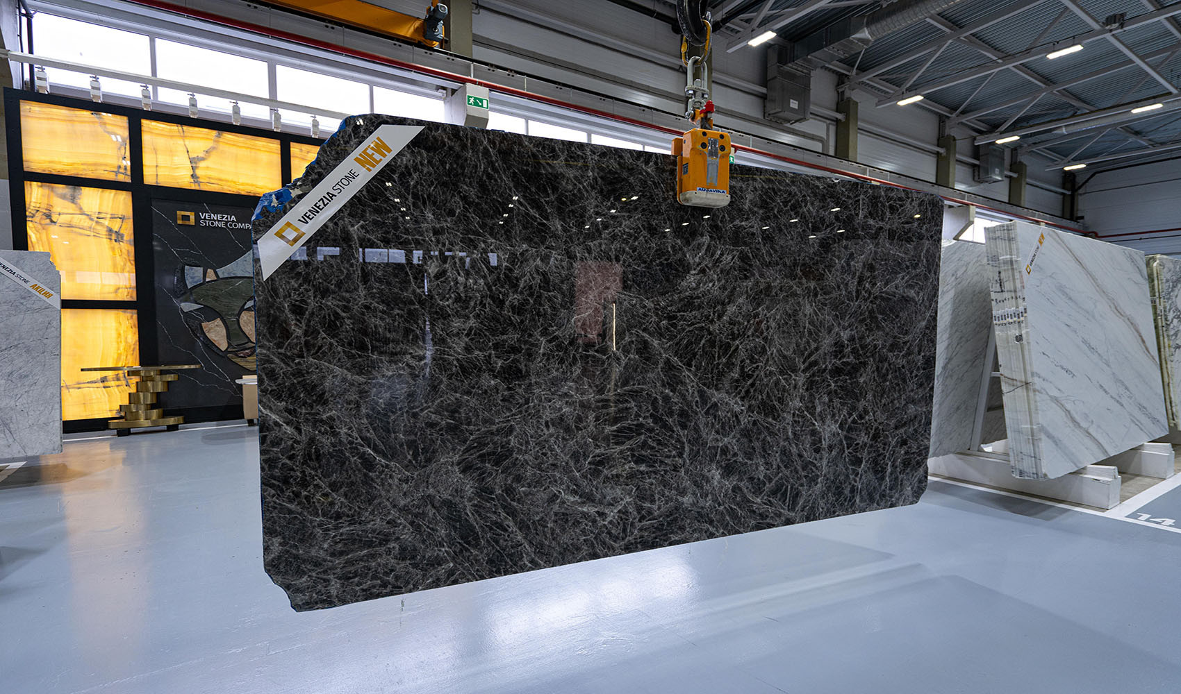 Слэб оникса Crystal Black полировка