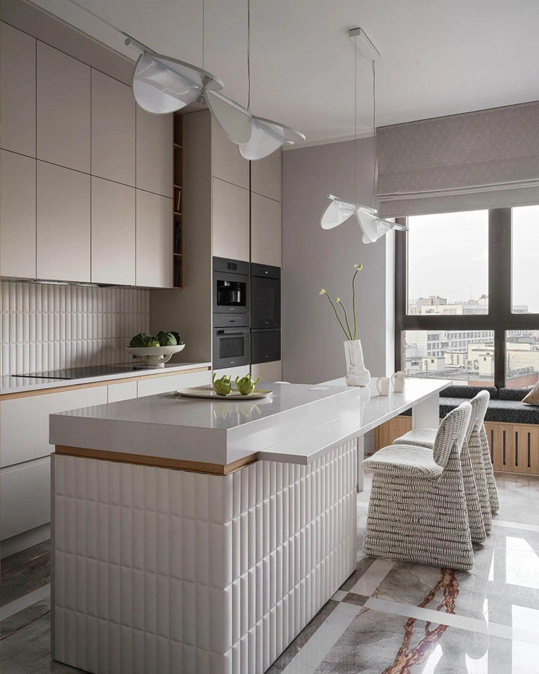 На полу кухни использован мрамор Grey Harmony