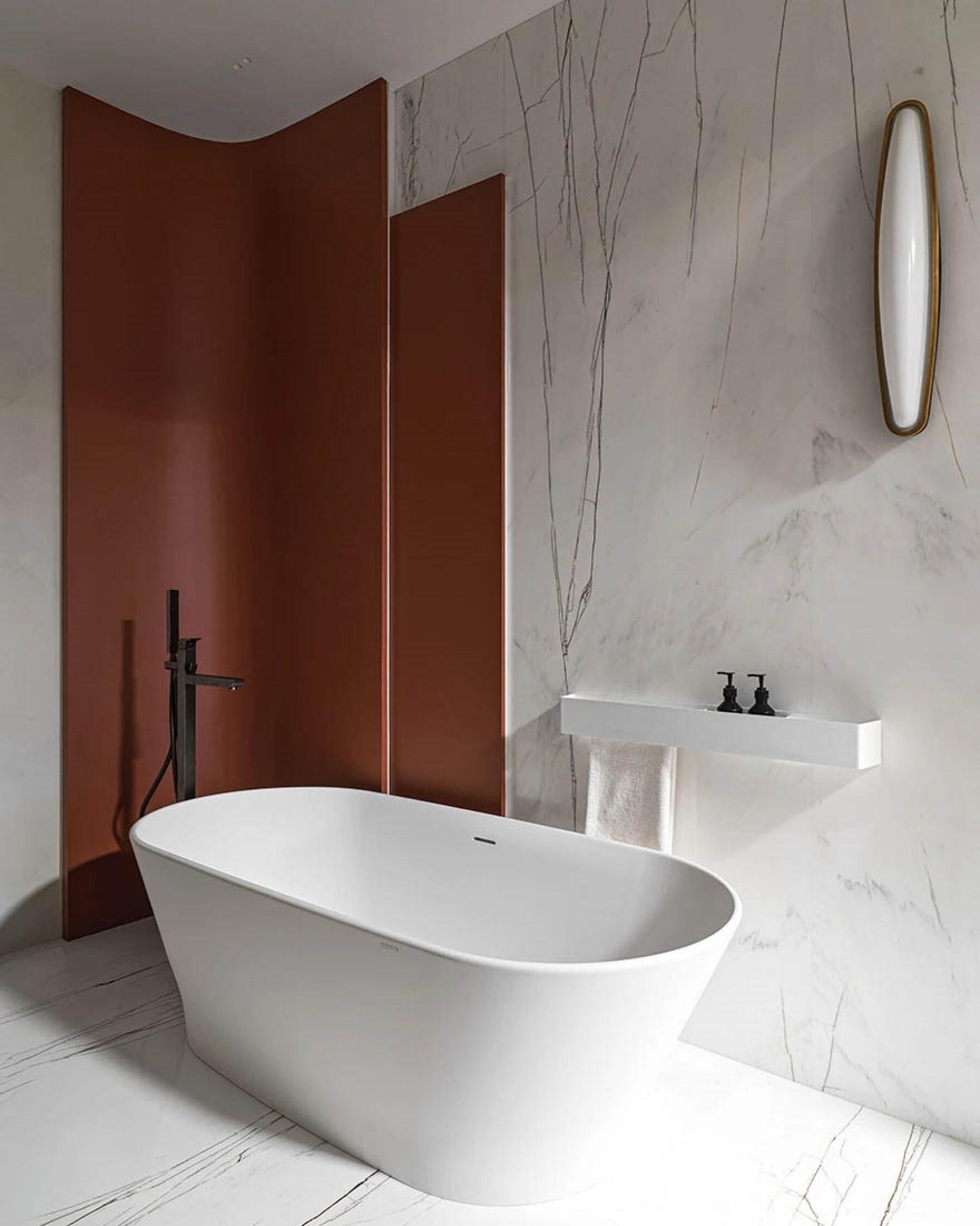 Мрамор Rosso Venato в отделке ванной комнаты