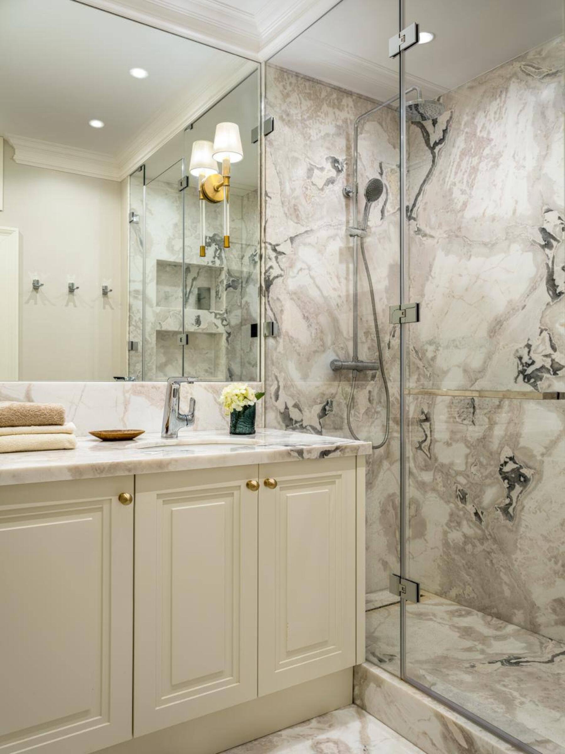 Мрамор Karibib Fantasy в интерьере ванной комнаты