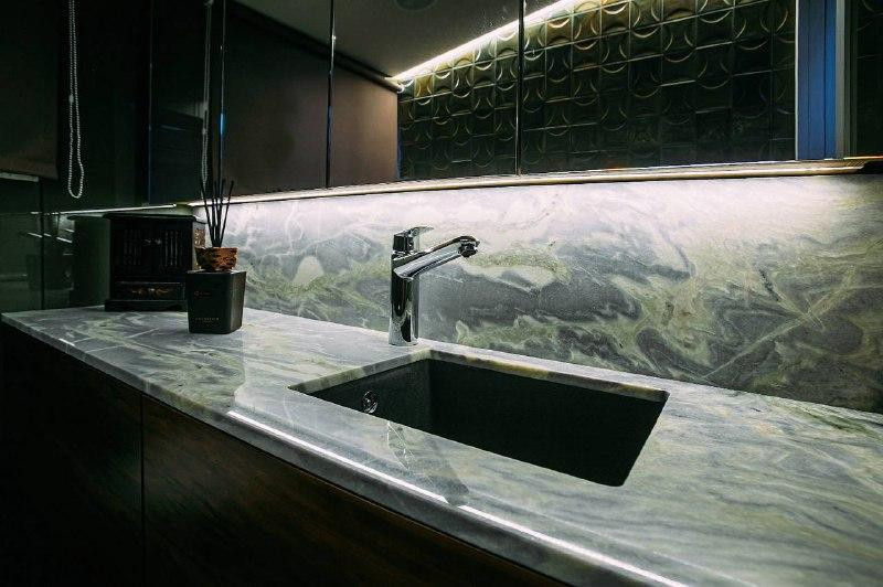 Оникс Himalayan Green в интерьере яхты