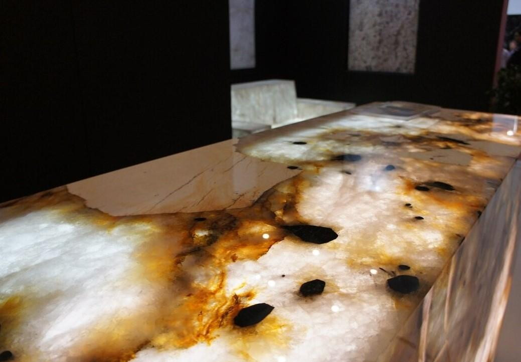 Невероятная стойка ресепшена из кварцита Невероятная стойка ресепшена из кварцита